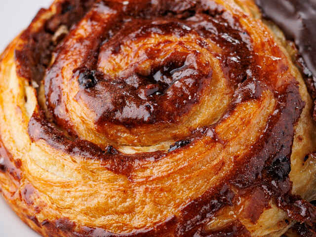 In der Bäckerei Schirmer arbeiten wir mit frischen Zutaten und Rezepturen, welche schon seit Generationen unverändert sind. Ein paar Rezepte haben wir dennoch etwas umgewandelt. Einfach um eine bessere Qualität und Geschmack zu liefern.Für unsere Backwaren setzten wir auf Vorteige, Sauerteige und Quell- und/oder Kochstücke. Diese verbessern den Geschmack und verlängern die Frischhaltung.